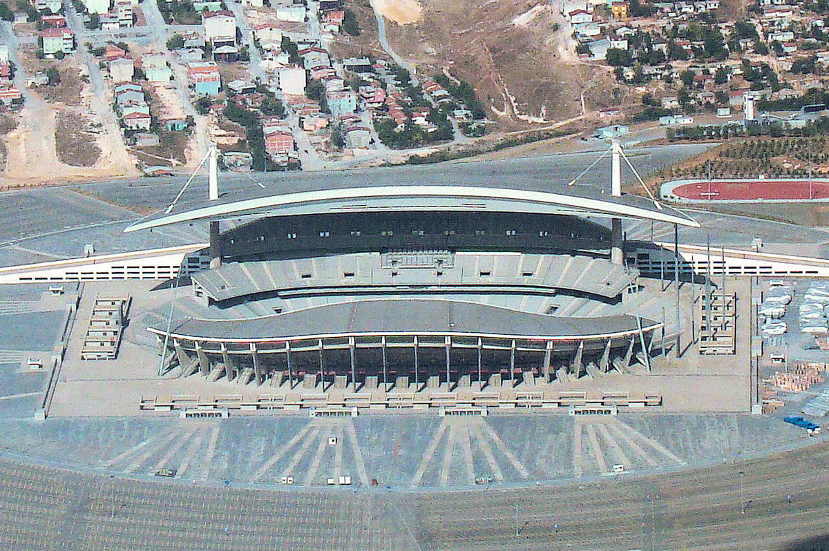 Atatürk Olympic Stadium, Istanbul — CC BY-SA 3.0 Bjørn Christian Tørrissen